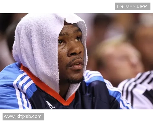 国外足球明星挑战野球运动展现多才多艺的运动魅力与激情