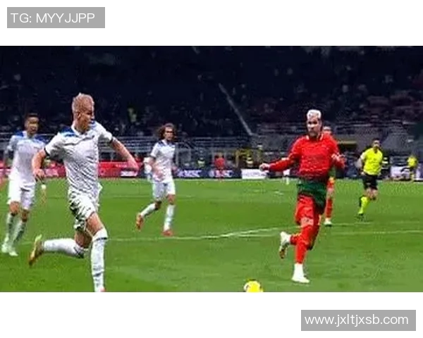 足球明星意外受伤痛苦不堪引发球迷热议与关注