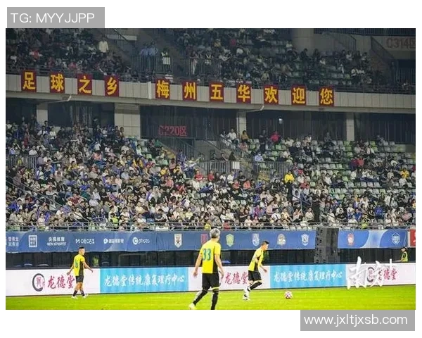 足球明星激情瞬间握拳举手展现胜利信念与团队精神